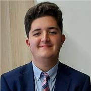 Profesor de tenis durante 4 años y de Historia Contemporánea